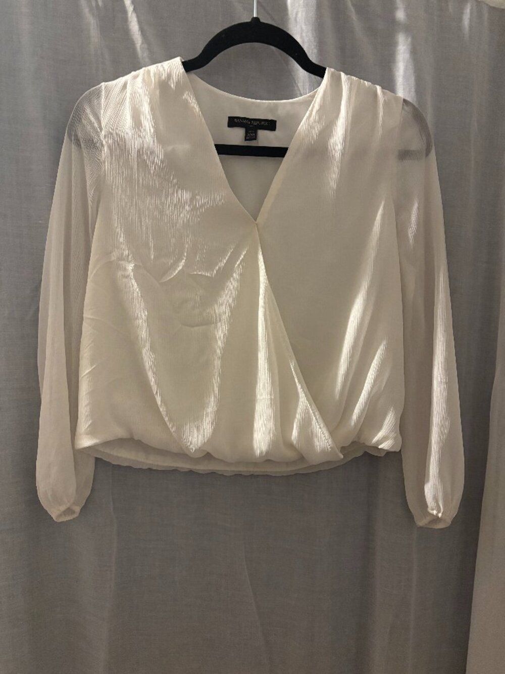 Banana Republic Crinkle Flutter Wrap top - Snow Day